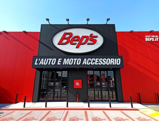 Bep's Piacenza: Facciata del negozio di accessori per auto e moto. Parcheggio riservato ai motociclisti.