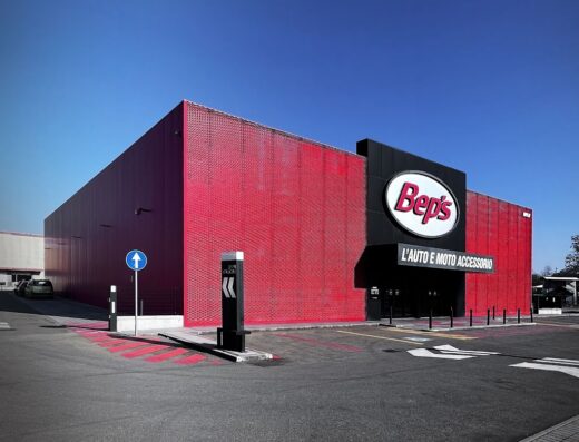 Bep's Reggio Emilia: negozio di accessori per auto e moto con facciata rossa e insegna ben visibile, parcheggio antistante.