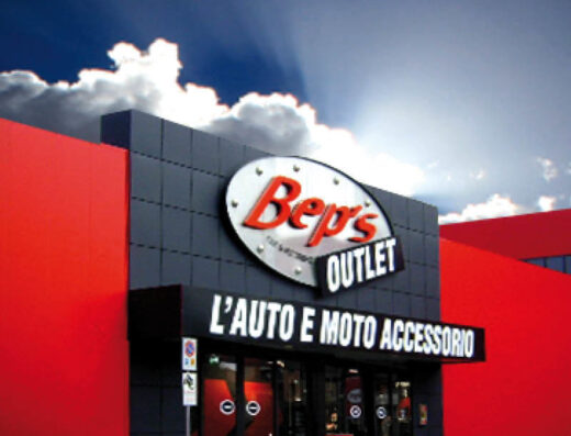 Bep's Outlet Verona: Exterior view of the auto and motorcycle accessories store with prominent signage and red facade.