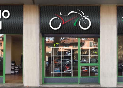 Bergamocaschi, negozio di vendita caschi per moto e abbigliamento protettivo a Bergamo, Italia. Vetrina con esposizione di caschi e moto.