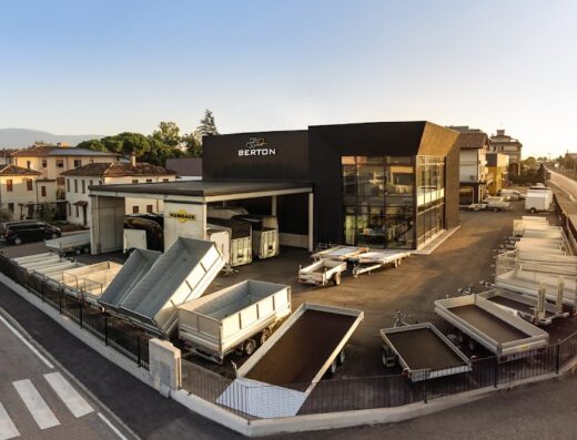 Berton Italia: vista esterna della concessionaria con rimorchi in esposizione. Accessori e servizi per moto e viaggi.