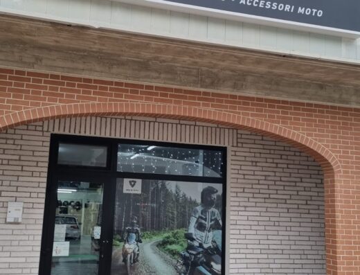 BEST LAP Abbigliamento Accessori e Ricambi Moto store front with motorcycle gear displayed in the window. Motorcycle marketplace for clothing and accessories.