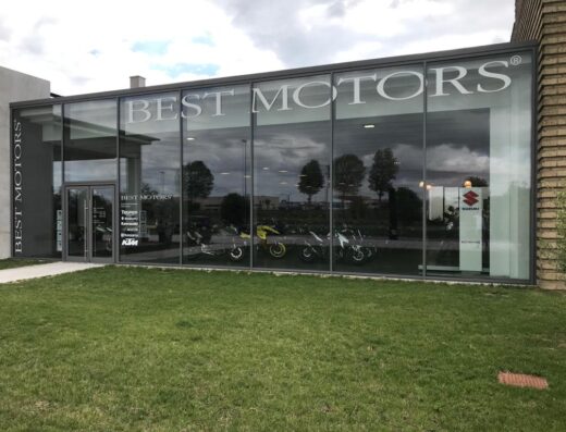 Best Motors, concessionaria moto Triumph, KTM, Husqvarna, Suzuki e MV Agusta, facciata esterna con vetrine espositive di moto nuove.