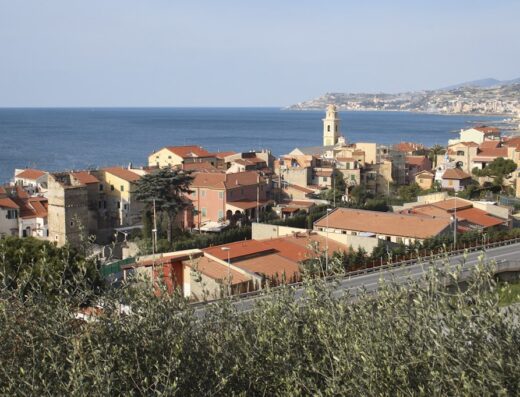 Vista panoramica di Cervo, Italia, dal Best Western Hotel Anthurium, con case colorate, mare e campanile.