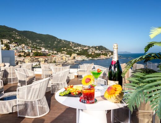 Terrazza panoramica dell'hotel Best Western Plus Tigullio Royal con cocktail colorati, frutta fresca, champagne Moët & Chandon e vista mozzafiato sulla costa ligure.