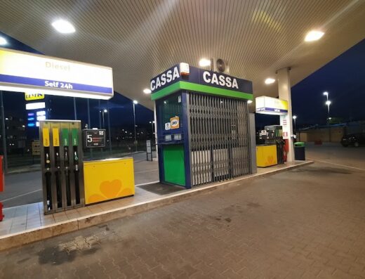 Stazione di servizio Beyfin di notte con pompe di benzina, insegna Diesel Self 24h e cassa chiusa. Servizi Beyfin per motociclisti e viaggiatori.