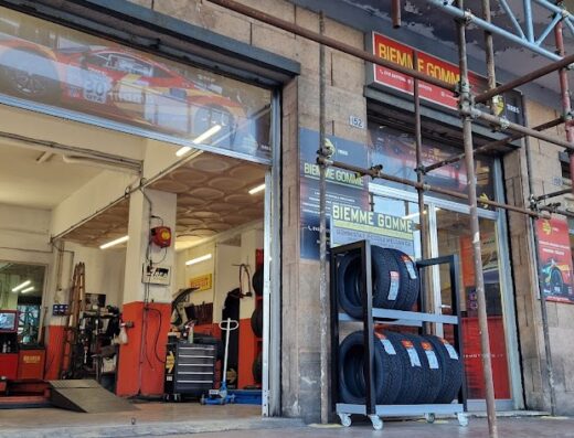 Entrata di Biemme Gomme 2, officina specializzata in pneumatici per moto e auto, con esposizione di gomme e insegna ben visibile.