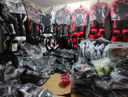 Ampio magazzino di Biesse Moto Store con abbigliamento e accessori moto, tra cui tute in pelle e protezioni, per motociclisti e viaggi in moto.