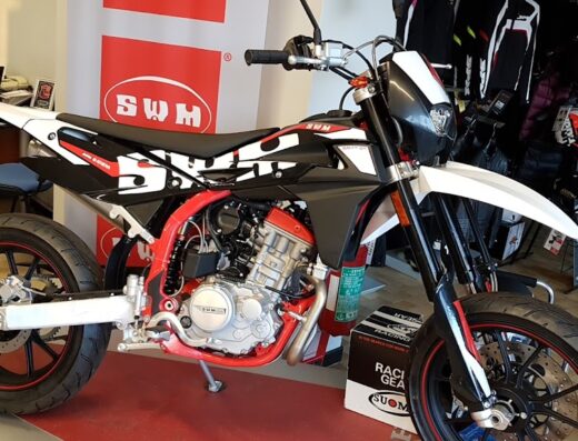 Bigai Moto: SWM moto da cross nera e bianca esposta nel negozio Bigai Giuliano e Andrea, concessionario di moto e accessori.