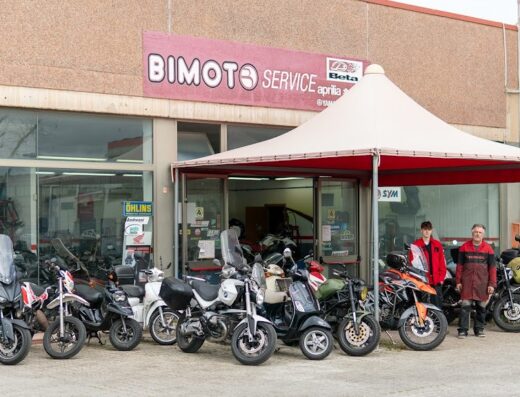 Bimoto Service: officina specializzata per moto a Forlì, con esposizione di moto Yamaha, Beta, Aprilia e SYM, e personale qualificato per riparazioni e manutenzione.