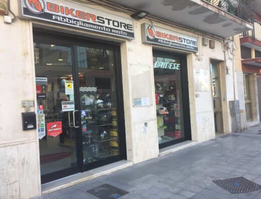 Foto della facciata di BK Store, negozio di abbigliamento moto e accessori moto. In vetrina caschi e abbigliamento Dainese e Alpinestars.