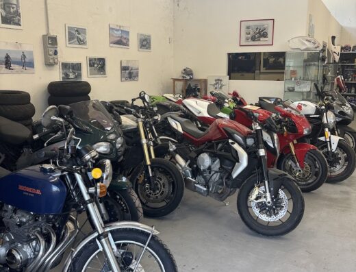 Esposizione di moto Blu Race di Maurizio Foresi, con modelli classici e moderni in vendita. Officina specializzata in riparazioni e personalizzazioni moto.