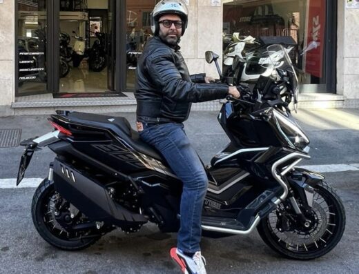 Uomo su scooter Adventurer presso BM Store Ostia, Roma. Accessori moto e abbigliamento per motociclisti. Garage e officina specializzata.