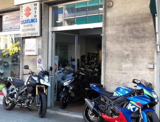 Moto BMX Genova: concessionario Suzuki con modelli esposti, vendita, assistenza e ricambi originali. In primo piano, moto sportive e da turismo.