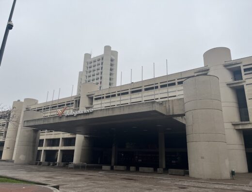 Esterno del BolognaFiere, il quartiere fieristico di Bologna, con la sua architettura caratteristica e l'insegna ben visibile. Un importante centro per eventi, fiere e marketplace.