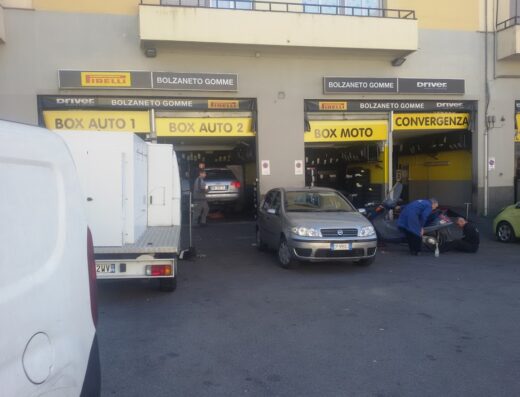 Bolzaneto Gomme SAS Driver Center Pirelli a Genova: officina con auto in riparazione, servizio moto e convergenza, pneumatici e accessori disponibili.