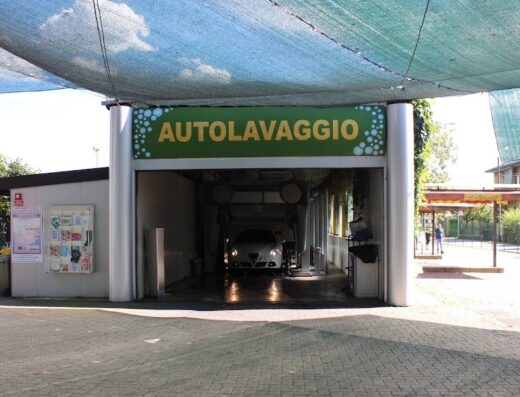 Autolavaggio Bono Wash Srl: Immagine di un autolavaggio automatico con una vettura bianca all'interno, servizio per la pulizia moto e auto.