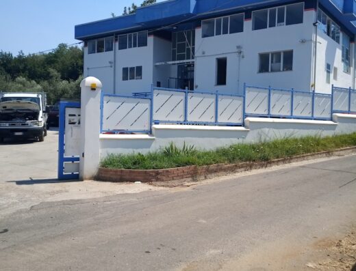 Immagine della facciata dell'officina Bosch Car Service Di Restuccia Rosa, con furgone parcheggiato e cancello d'entrata.