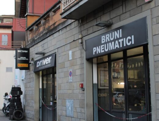 Immagine dell'officina Bruni Pneumatici SNC, Driver Center Pirelli, specializzata in pneumatici per moto e servizi di assistenza per motociclisti.