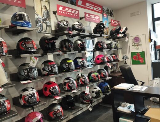 Esposizione di caschi da moto LS2 presso Bruno Moto, negozio di accessori e abbigliamento per motociclisti. Ampia selezione di protezioni per la guida in sicurezza.