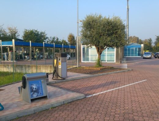 Stazione di servizio per moto e auto con compressore, lavaggio tappetini e box lavaggio self-service. Partner Buonaventura S.R.L. Elfbar Lost Mary.