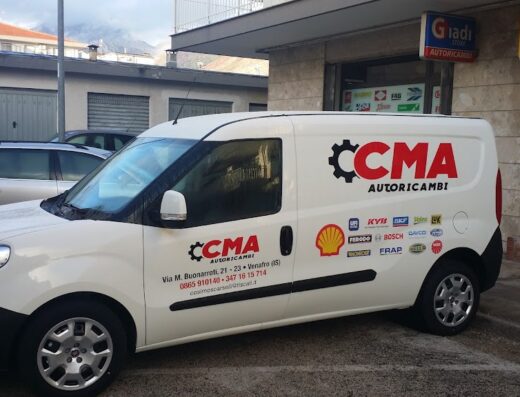 Furgone bianco di C.M.A. Di Scarselli Cosimo, specializzato in autoricambi a Venafro (IS), con loghi di fornitori come Shell, Bosch, Ferodo, KYB e altri, parcheggiato di fronte al negozio.