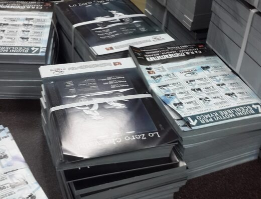 Pile di brochure di C2 R.B. Motori, cooperativa specializzata in vendita e riparazione di moto, ricambi e accessori per motocicli a Catanzaro.