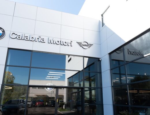 Concessionaria Calabria Motori, rivenditore autorizzato BMW Motorrad e MINI Partner a Reggio Calabria. Vetrina dello showroom con logo BMW e MINI.