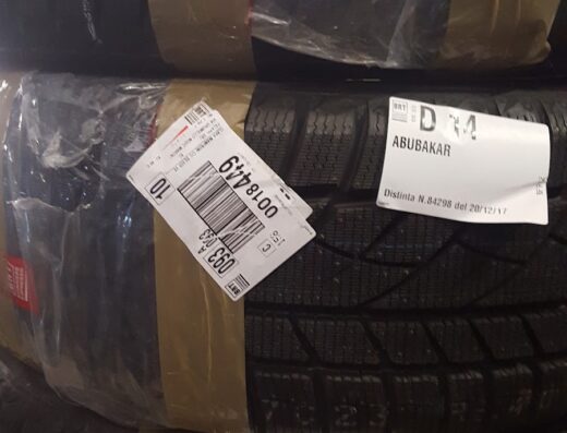 Pila di pneumatici invernali nuovi, imballati e pronti per la spedizione da CambioRuote, il tuo negozio online di gomme e cerchi auto.