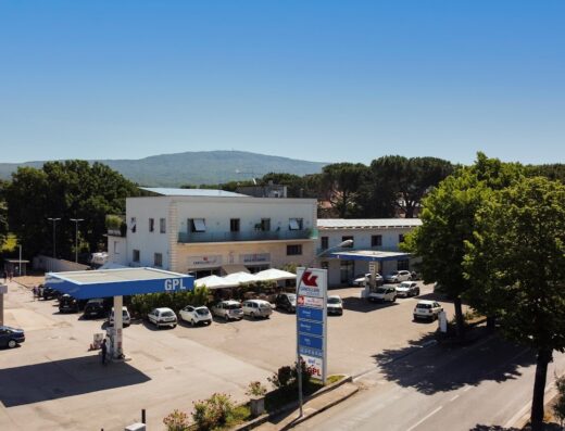 Cancellieri Carburanti, area di servizio a Cura di Vetralla, Viterbo, con distributore GPL, bar ristorante, parcheggio auto e insegna.