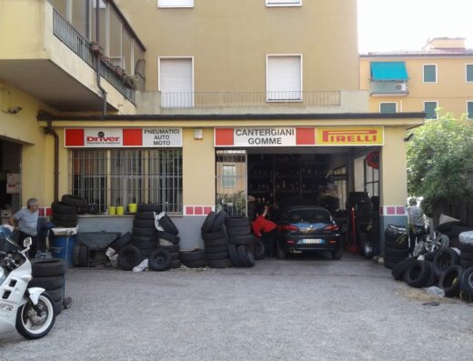Cantergiani Gomme A & F SNC Driver Center Pirelli: officina di pneumatici per auto e moto con moto bianca parcheggiata di fronte.