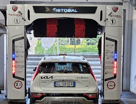 Auto bianca in un autolavaggio Istobal Cesari 28 a Modena, targa GL-585ER. Servizio di lavaggio auto professionale per la cura e la pulizia del veicolo.