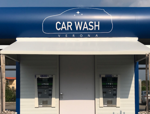 Autolavaggio self-service Car Wash Verona. Struttura con insegna blu e bianca e colonnine per il lavaggio auto fai da te.