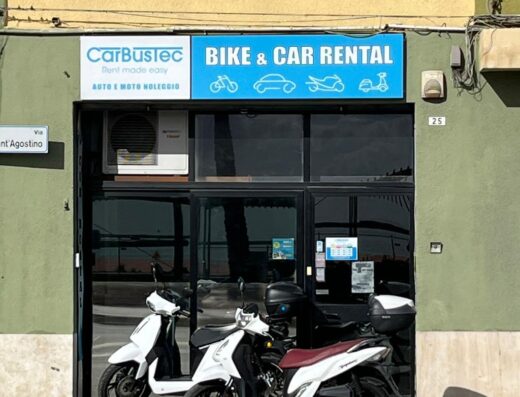 CarBusTec noleggio auto, moto, scooter e biciclette a Porto: due scooter bianchi parcheggiati davanti al negozio di rent a car.