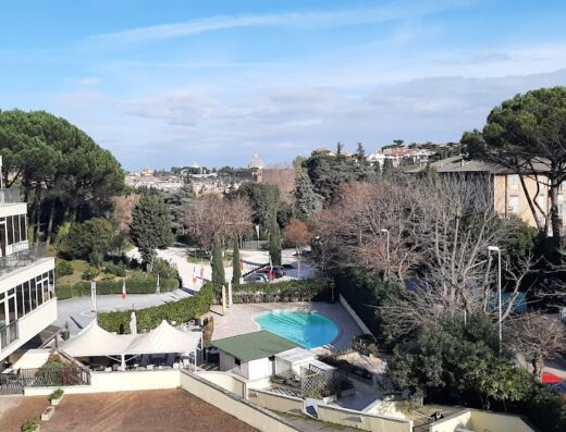 Vista panoramica dell'Hotel Cardinal St. Peter con piscina e ristorante vicino al Vaticano, ideale per famiglie.