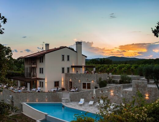 Cardo Boutique & Wine Resort al tramonto, con piscina, terrazza ristorante e vigneti. Ideale per viaggi enogastronomici e relax.