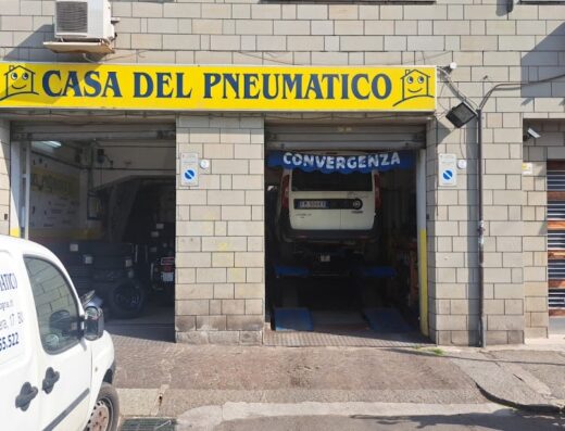 Casa del Pneumatico di Ferri F, officina specializzata in pneumatici per moto e auto a Bologna, con servizio di convergenza e vendita accessori.