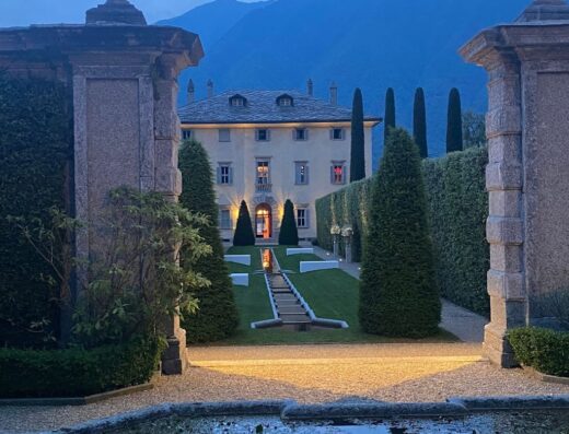 Casa del Sole: Elegante villa italiana con giardino curato, vista sulle montagne e laghetto in primo piano. Ideale per soggiorni di lusso e relax.