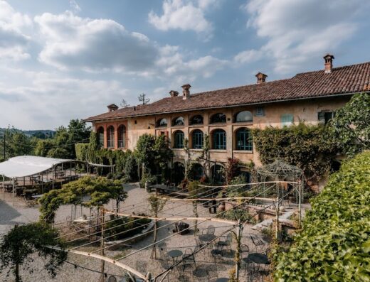 Casa Scaparone, dimora storica con giardino curato, ideale per eventi e soggiorni esclusivi nelle Langhe. Vista panoramica e atmosfera rilassante.