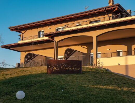 Cataleya Resort & Spa: Facciata esterna dell'edificio principale con insegna in primo piano su prato verde.