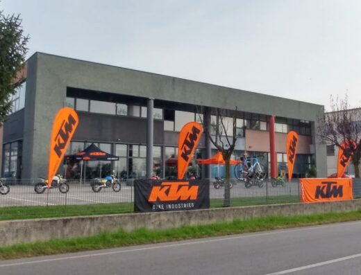 Cavedon Moto: concessionaria di moto BETA, SHERCO, BENELLI, ZONTES e KYMCO con esposizione esterna di moto KTM e bandiere pubblicitarie