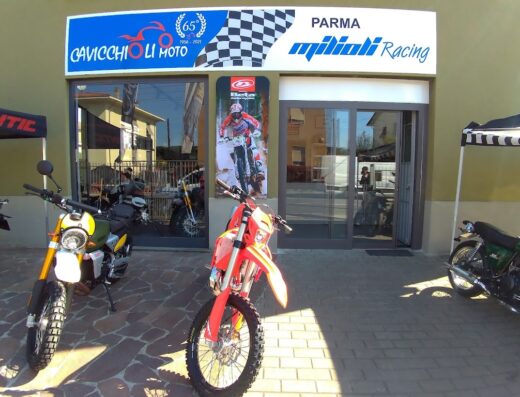 Cavicchioli Moto sede di Parma: esposizione di moto nuove e usate, vendita accessori e abbigliamento per motociclisti, officina specializzata.
