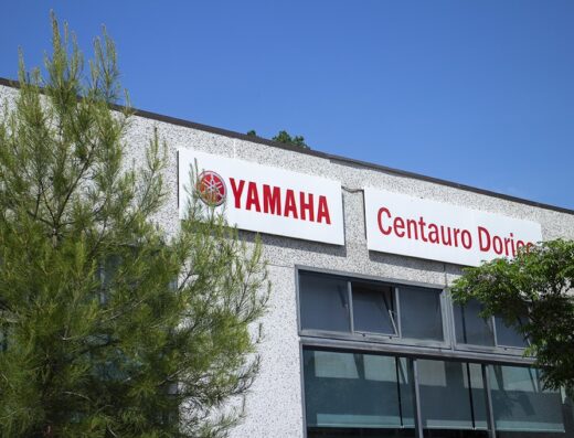 Insegna di Centauro Dorico Moto, concessionario Yamaha, per la vendita e l'assistenza di moto e accessori a Modena