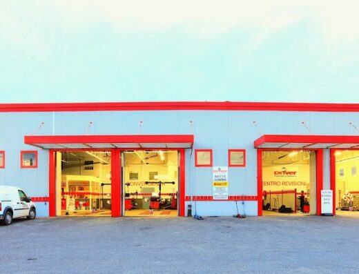 Centro Ass. Pneum. Francesco Matta&C SNC Driver Center Pirelli a Cagliari, specializzato in pneumatici moto, auto e servizi di assistenza, con officina visibile.