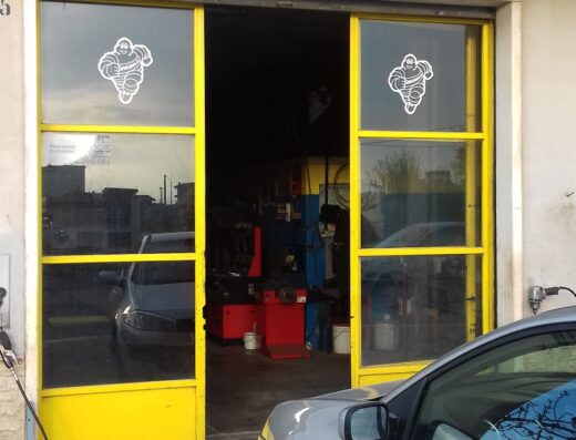 Ingresso dell'officina Centro Assistenza Pneumatici Leonardo Minichillo con auto parcheggiata, specializzata in servizi di riparazione e sostituzione pneumatici per auto e moto.