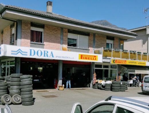 Dora Pneumatici First Stop, centro specializzato in pneumatici moto e auto a Morgex, Valle d'Aosta. Servizi di montaggio, riparazione e vendita pneumatici Pirelli e Michelin.