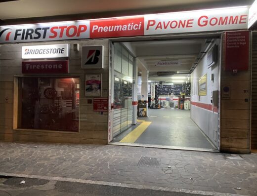 Foto del centro First Stop Pavone Giovanni, gommista specializzato in pneumatici Bridgestone e Firestone per moto e auto. Servizi di revisione, convergenza, equilibratura e vendita cerchi in lega.