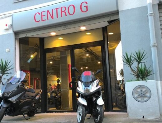 Showroom Centro G, concessionaria Yamaha, con esposizione di moto e scooter Yamaha di vari modelli e colori.