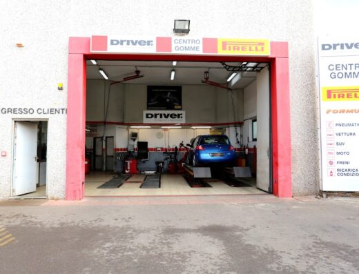 Ingresso dell'officina Centro Gomme SNC Driver Center Pirelli, specializzato in pneumatici, riparazione moto, auto, SUV e ricarica condizionatori.