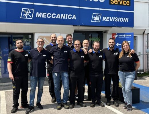 Team di Centro Gomme Treviso S.r.l. SuperService, esperti in pneumatici, meccanica e revisioni auto, posa di fronte alla sede.